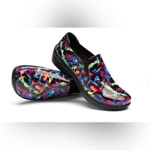 Klogs Footwear Moxy Clogs in Neon Blur Patent Size US 11